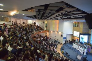 Iglesia universitaria UNAC con los asistentes al evento del encuentro nacional de coros y grupos adventistas "En Dios descansaré"