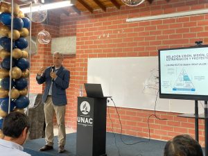 Capacitación de estrategia organizacional y proyectos impartida por el Ing. Oswaldo Pérez, director de proyectos de la empresa ISA para los empleados de la UNAC.