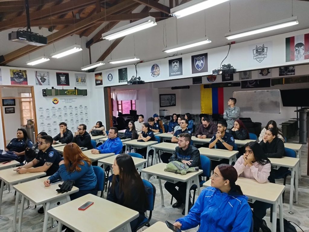 Estudiantes de APH de la Corporación Universitaria Adventista UNAC dentro de las instalaciones de la Fuerza Aérea Colombiana visualizando las capacitaciones. 