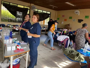 voluntarios-ayudando-a-la-comunidad-de-san-andres-en-el-expounac-9