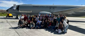 voluntarios-del-expounac-junto-al-avión-de-la-fuerza-aerea-colombiana-scaled-e1701363151912.webp