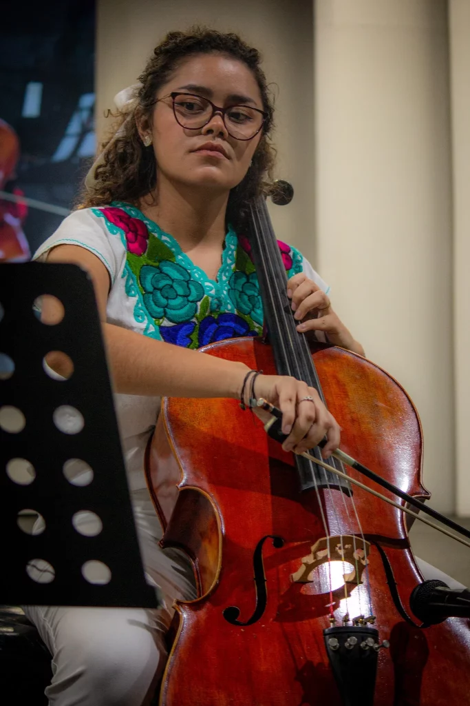 Michelle Hernandez estudiante de la licenciatura en musica quien presento el proyecto de investigacion en el 3er encuentro de musica 2024 para la UNAD 3