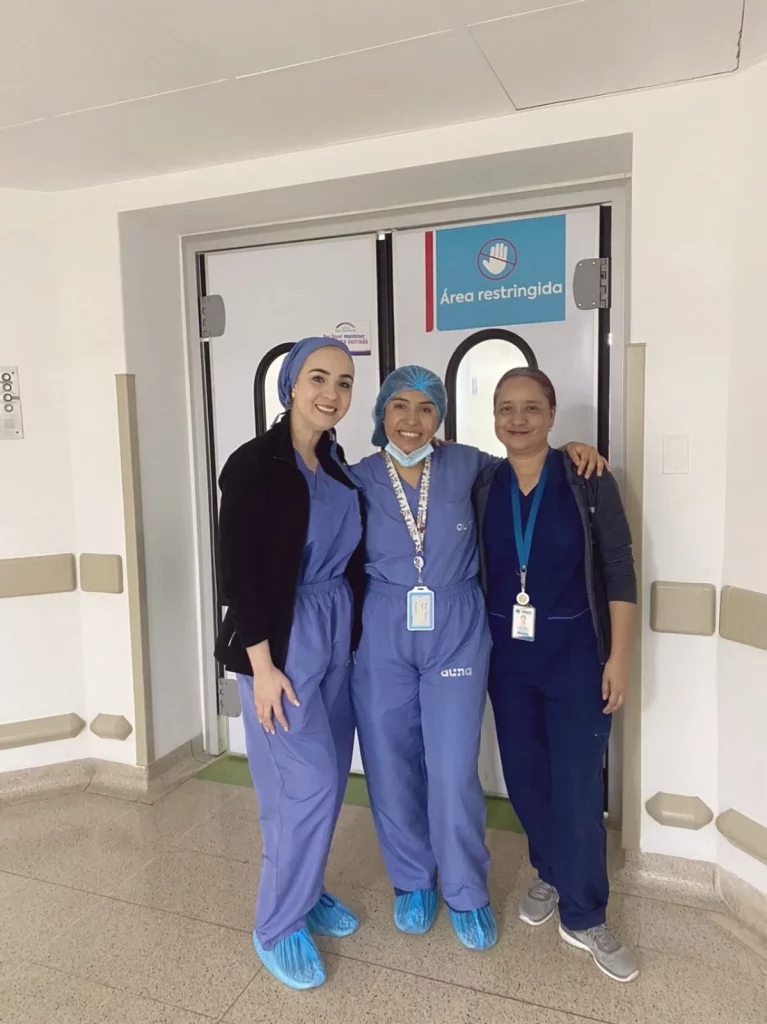 Angela Zarate la estudiante de enfermeria de la UpeU realizando su pasantia en colombia gracias a la UNAC 2