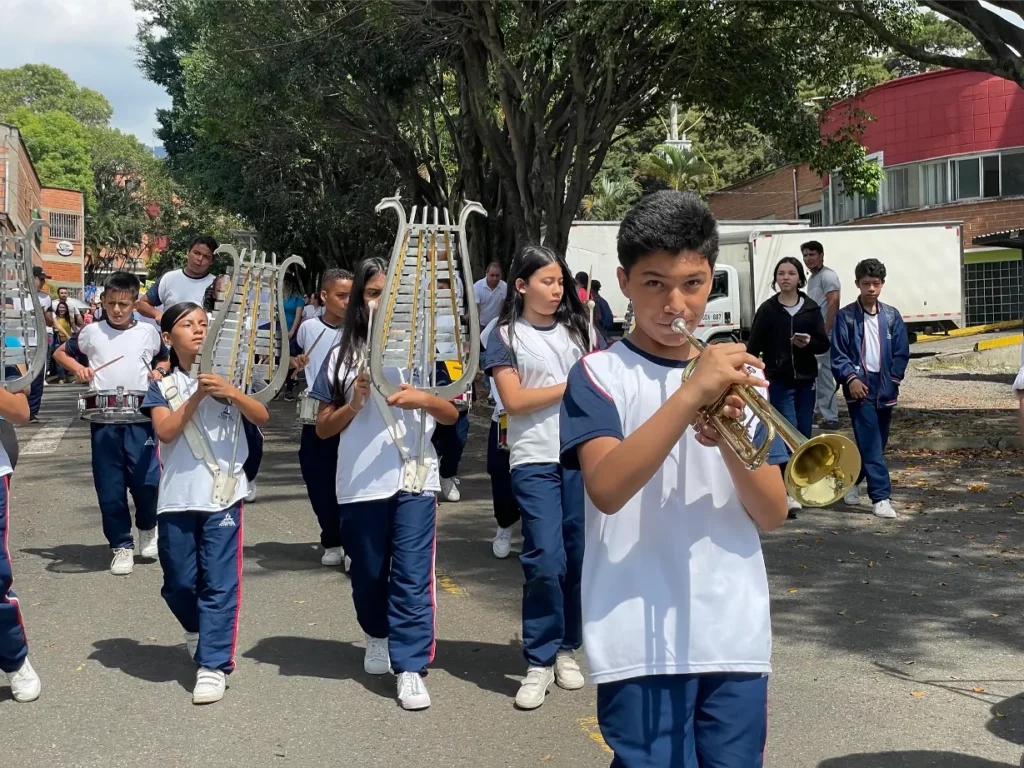 Desfile de aniversario con los estudiantes ICOLVEN 2