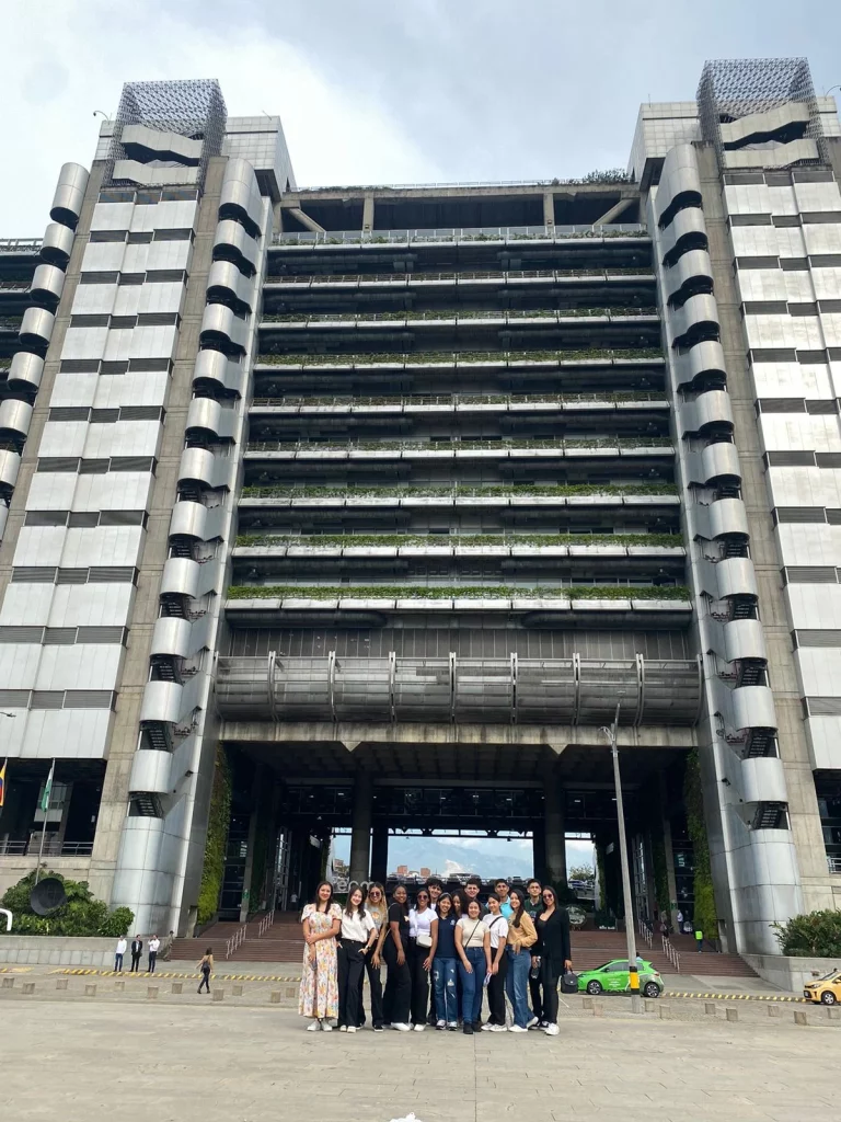 Estudiantes de ingenieria industrial UNAC en frente del edificio inteligente de EPM