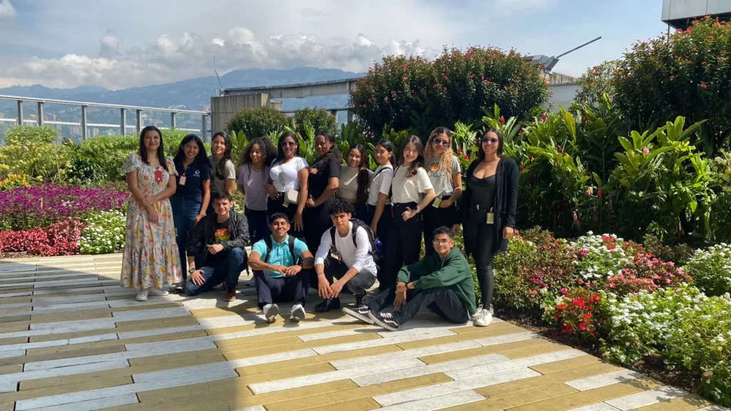 Estudiantes de ingenieria industrial UNAC en la terraza del edificio inteligente de EPM