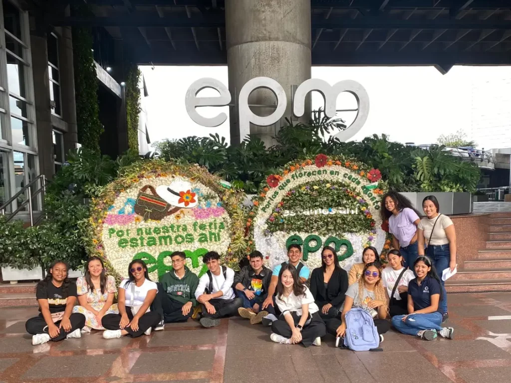 Estudiantes de ingenieria industrial UNAC en su visita academica al edificio inteligente de EPM 2