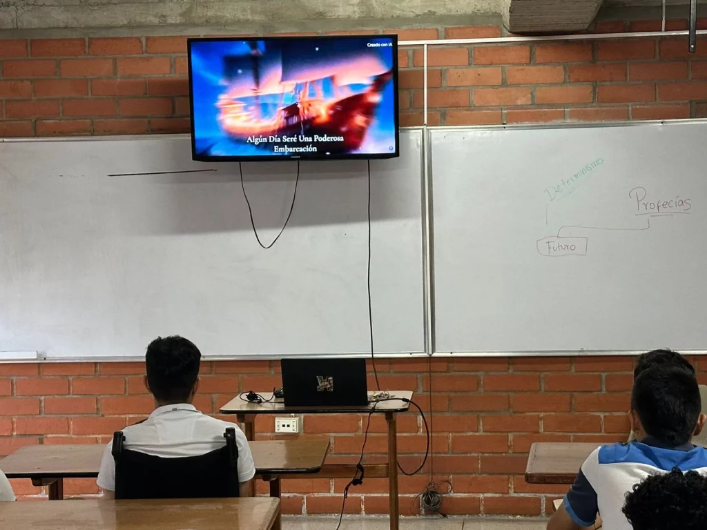 Estudiantes de la UNAC viendo las meditaciones de primera clase