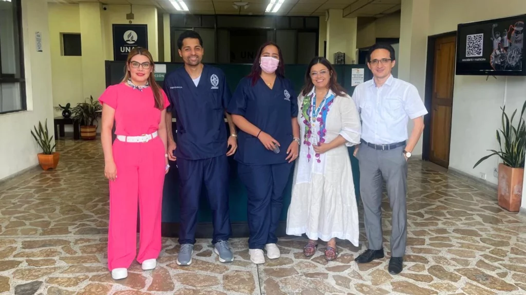 Estudiantes de la universidad san buenaventura junto al doctor mario vaquero la vicerrectora academica de la unac Monica Castaño y la psicologa de planta de la IPS Zuly Carreño