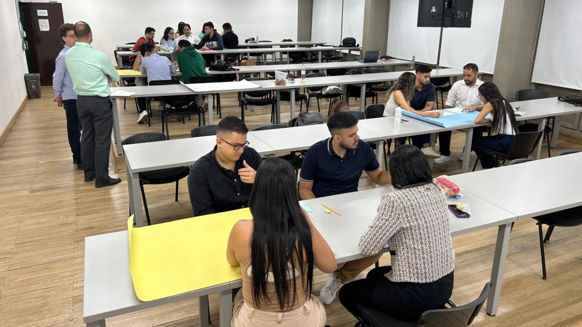 Ingenieros industriales de diferentes univerisdades en la actividad de REDIN donde egresados de la UNAC participaron también