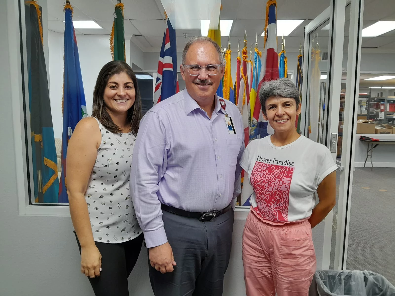 Las docentes de enfermeria UNAC Eliana Quintero y Andrea Muñoz junto a un administrativo de Adventh Health por la conferencia mundial de enfermeria