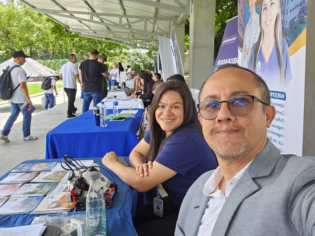 Miembros de la UNAC en el encuentro del ejercito de colombia para el proyecto educativo sapiencia en pro del crecimiento académico en Medellin