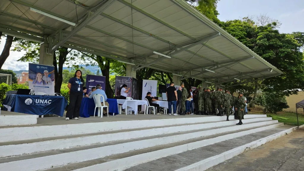 Miembros de la UNAC en el encuentro del ejercito de colombia para el proyecto educativo sapiencia en pro del crecimiento académico en Medellin 2