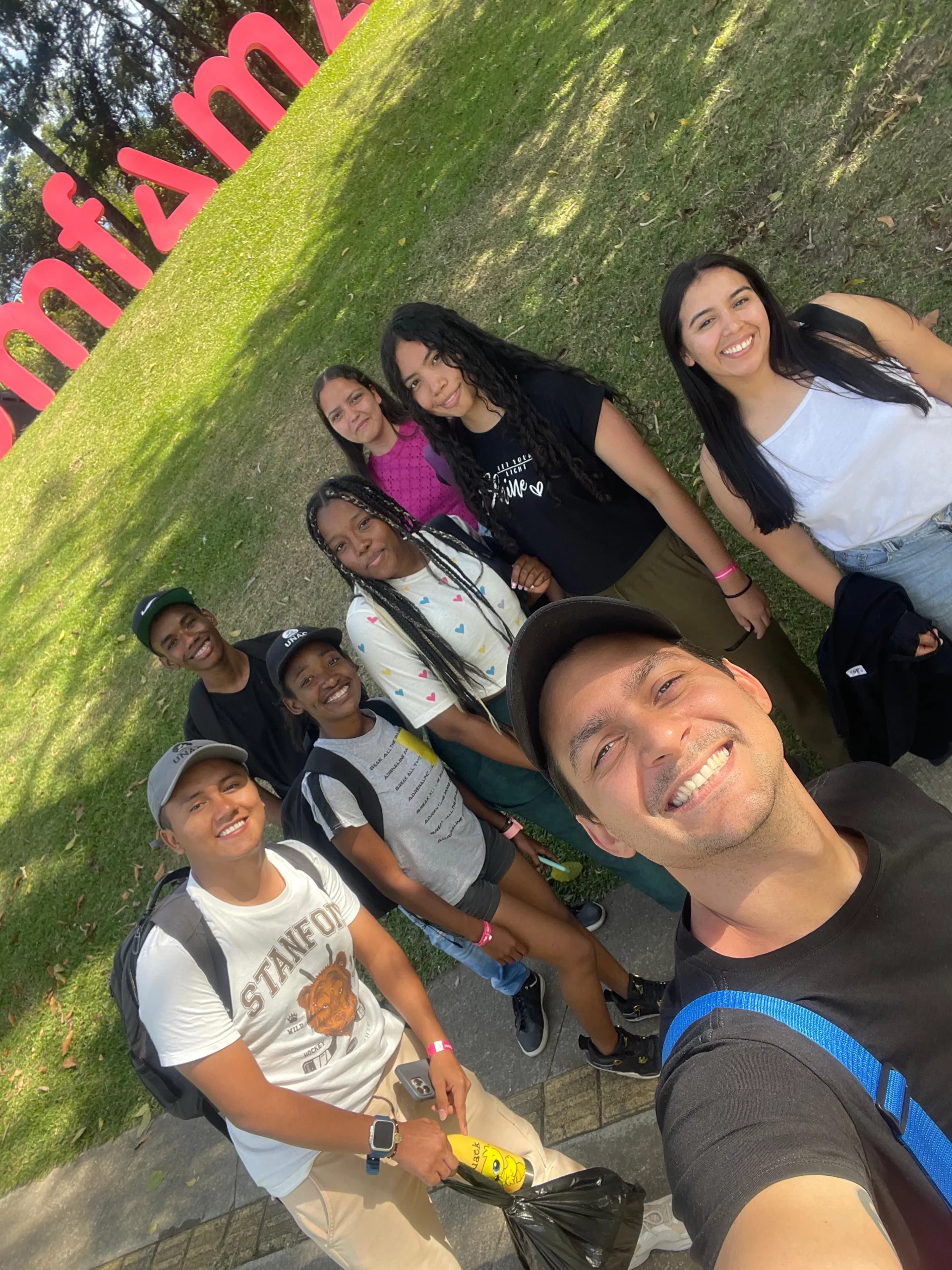 Estudiantes de la Facultad de Ciencias de la Salud junto al capellán Cristian Suarez en el parque comfama para seguir con el retiro espiritual, mas cerca de Dios