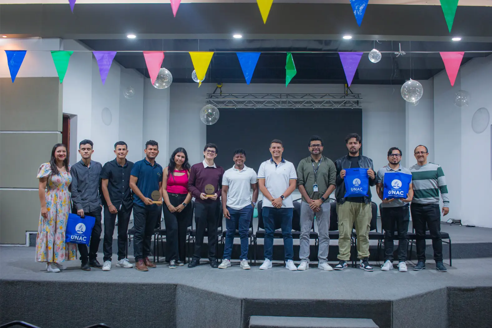 Egresados de la facultad de ingenieria participando en el evento preparado para ellos el encuentro de egresados unac 2024 full