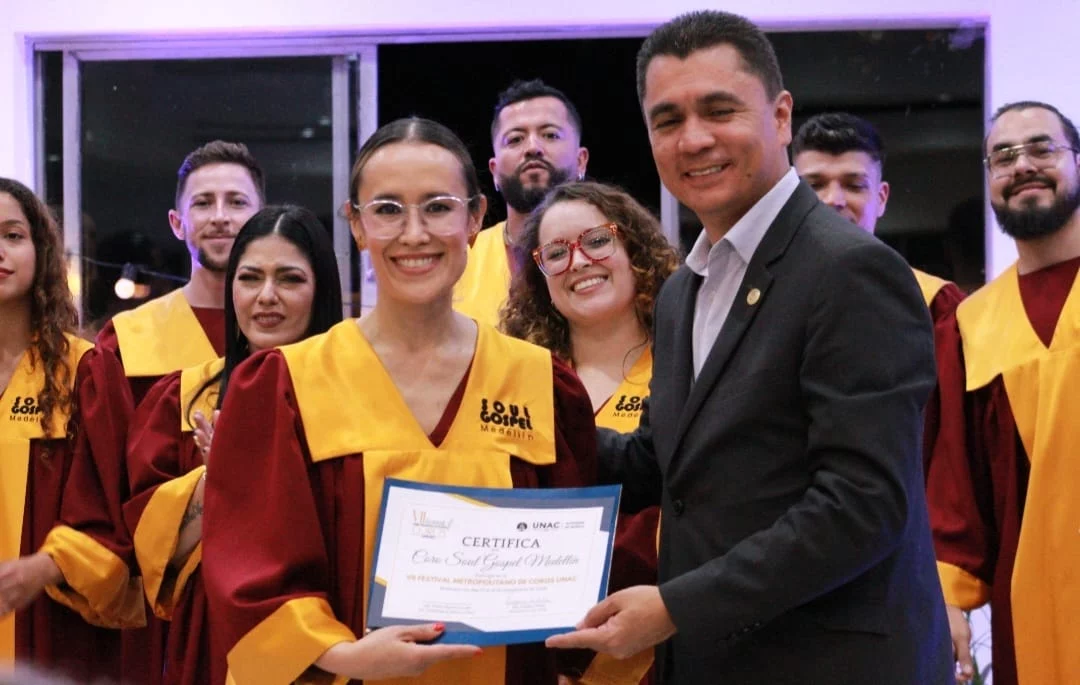 Participantes el el festival coral metropolitano recibiendo su reconocimiento por la participacion