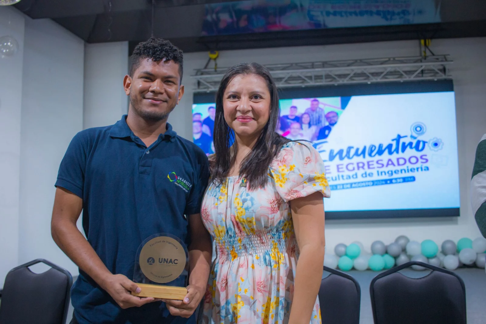 Tito Villamizar junto a la coordinadora Adriana Jimenez recibiendo su distincion como egresado destacado en el evento del encuentro de egresados de ingenieria UNAC