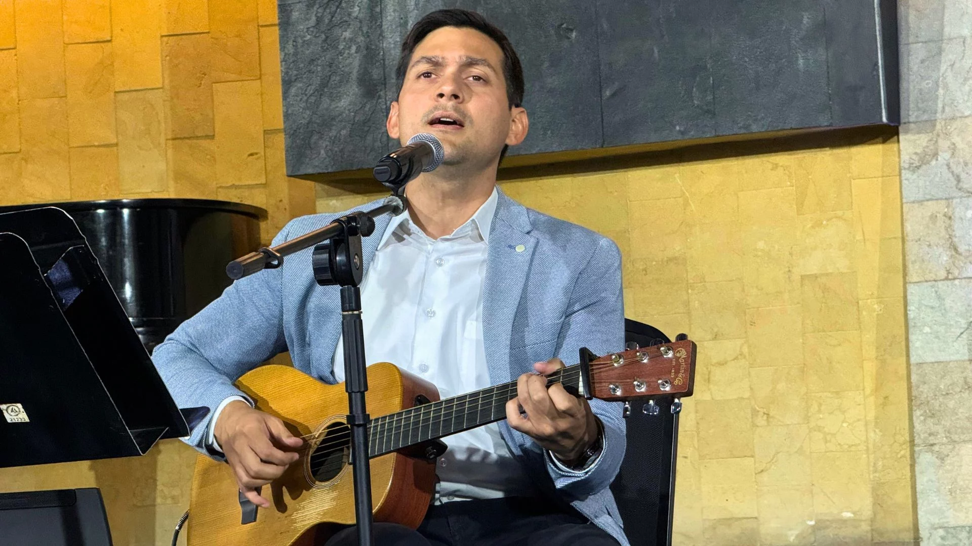 Cristian Suarez capellan de la UNAC en el lanzamiento de mi refugio la produccion de musicoterapia