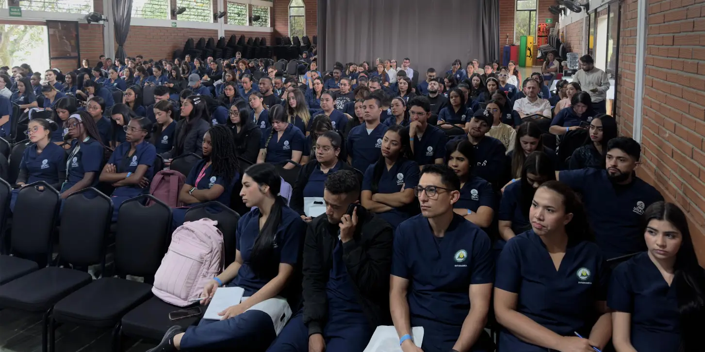 Estudiantes de enfermeria unac en la celebracion del 15 aniversario del pregrado wide