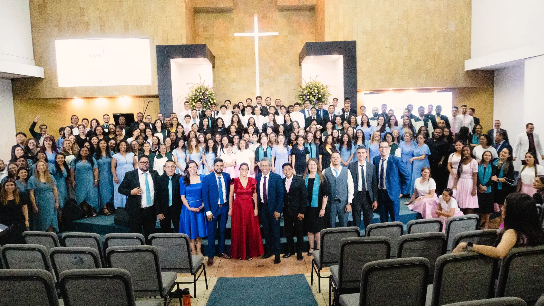 Participantes directores y miembros de grupos y coros adventistas en el XVII encuentro nacional de grupos y coros adventistas digno eres tu 2024 en unac