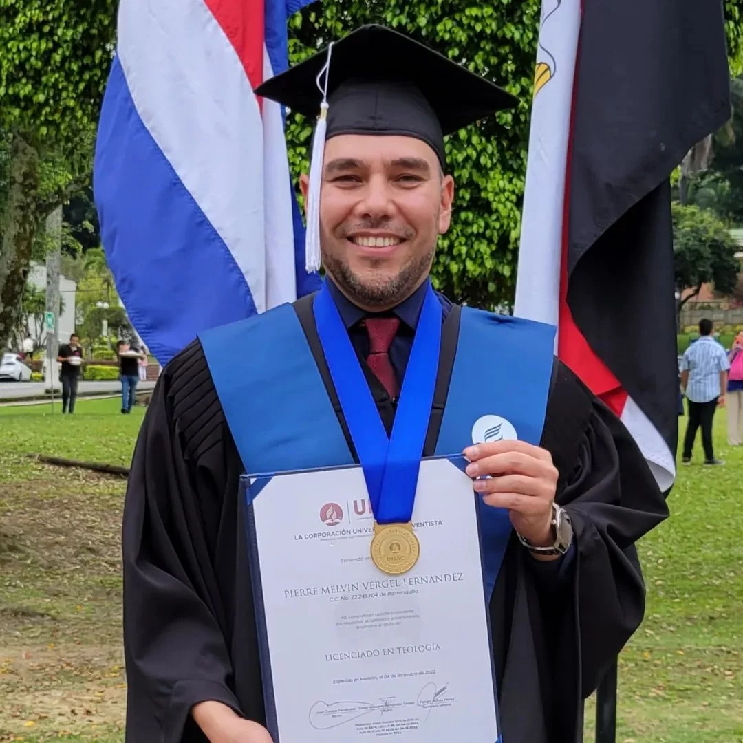 Pierre Vergel el nuevo preceptor de Estudiantes Externos en la UNAC graduándose de licenciatura en teología 