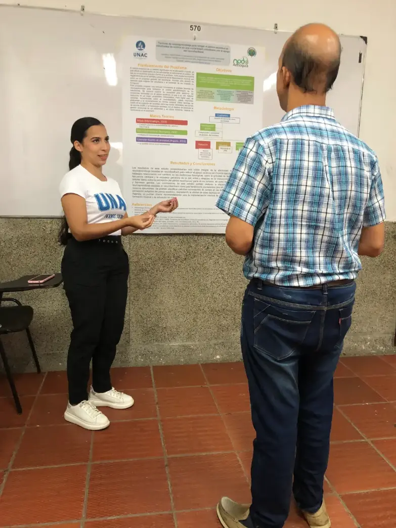 Valeria Carolina Guevara presentando su proyecto de investigacion en el XXVII Encuentro Nacional y XXI Encuentro Internacional de Semilleros de Investigacion 2024 min