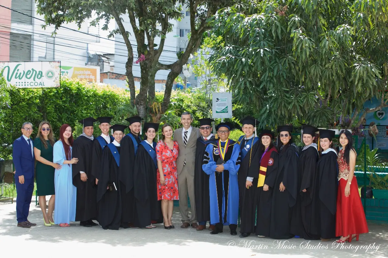 Asistentes a la graduacion aph unac extension bucaramanga junto a los administrativos y graduandos