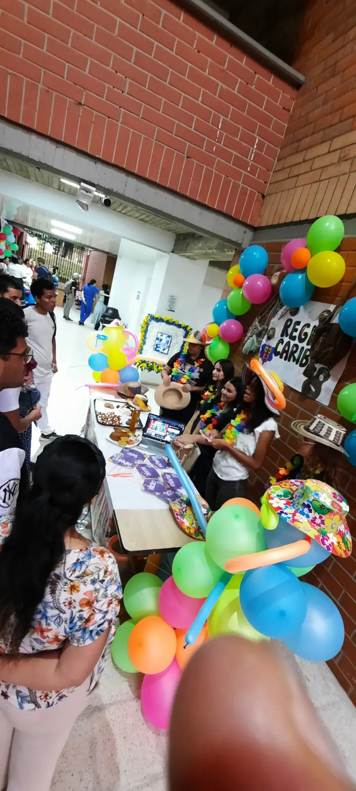 Comunidad académica en exposicion de la region caribe en el marco de la feria cultural UNAC