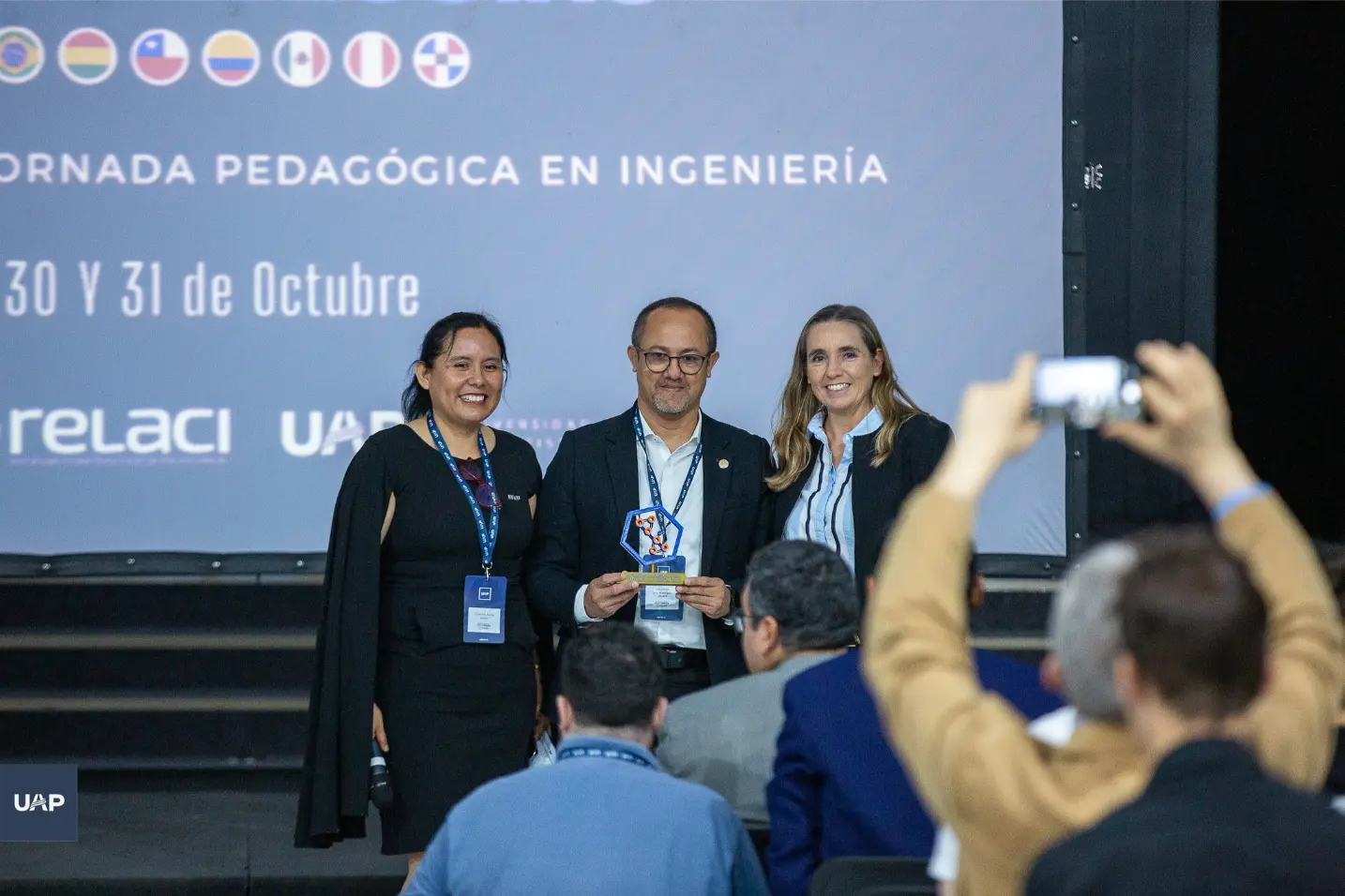 Decano de la facultad de ingenieria UNAC Jhon Niño recibiendo un reconocimiento gracias a sus 10 anos de servicios en la Red Latinoamericana Adventista de Carreras Informaticas