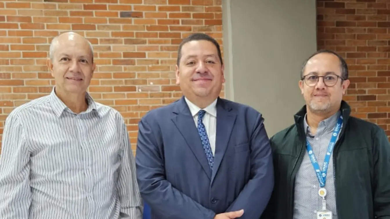 Decano de la facultad de ingenieria UNAC junto a asistentes en el encuentro de empresarios en el marco del 3er Encuentro de Programas de Ingeniería Industrial REDIN 2