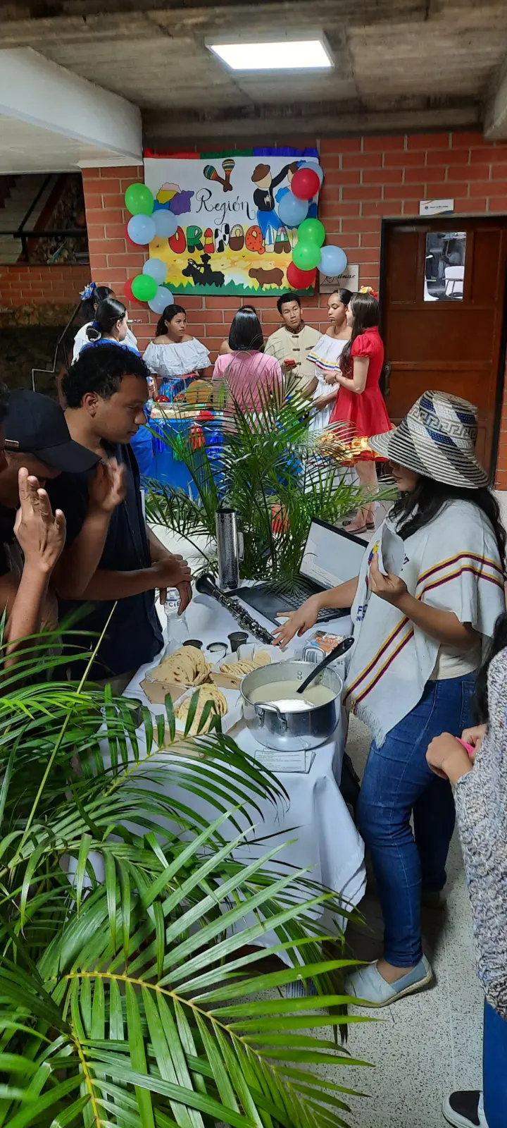 Estudiante de Licenciatura en Educacion Infantil UNAC en la feria cultural