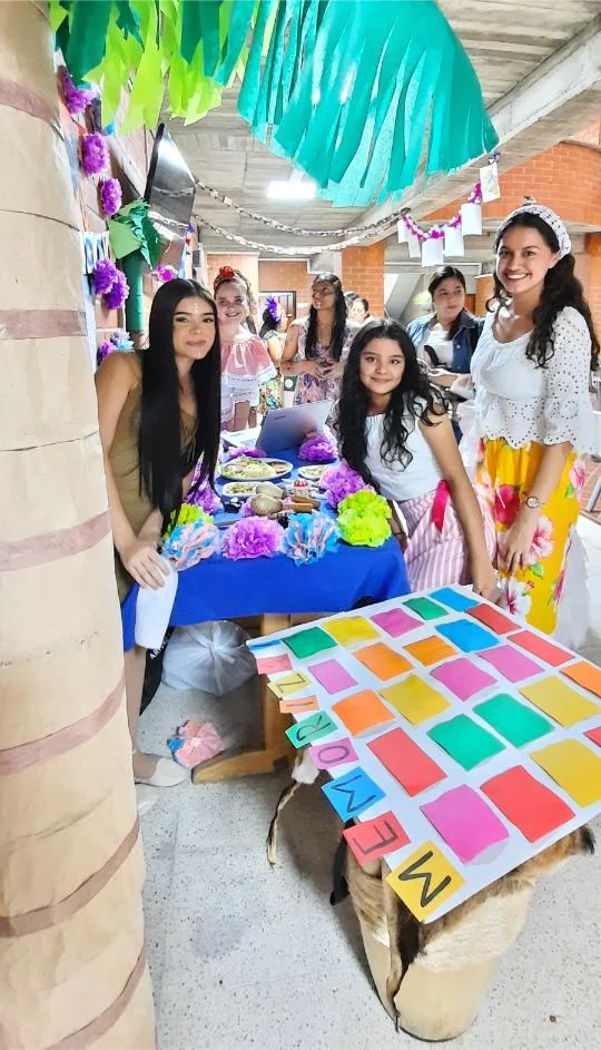 Estudiantes de la Licenciatura en Educacion Infantil UNAC en la feria cultural ver 3