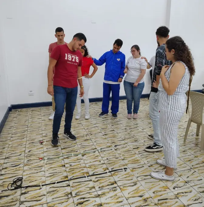 Estudiantes de la licenciatura en musica haciendo actividades de enseñanza para la inclusion