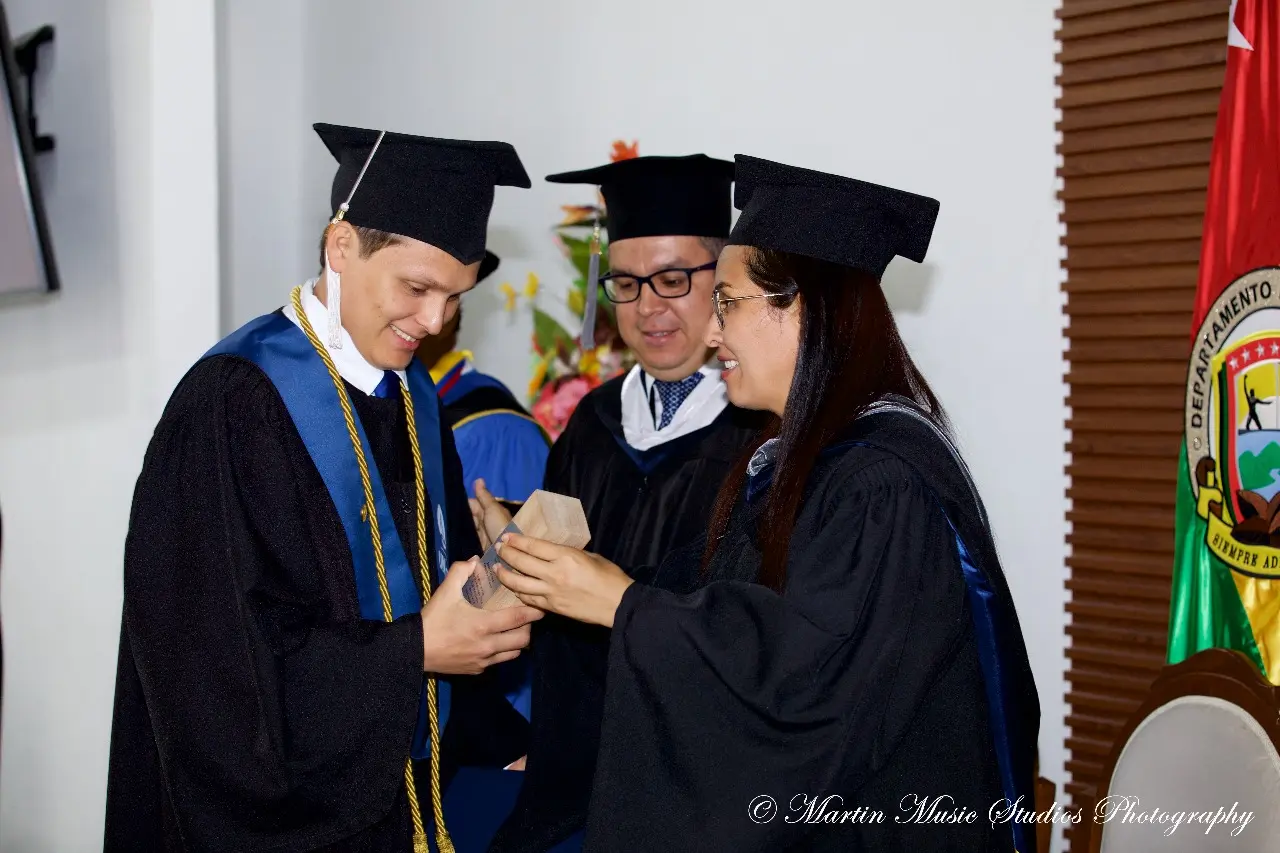 Graduando de la tecnologia en atencion prehospitalaria unac extension bucaramanga recibiendo su titulo 2