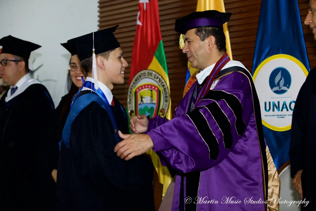 Graduando de la tecnologia en atencion prehospitalaria unac extension bucaramanga recibiendo su titulo 3