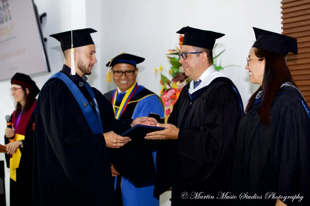 Graduando de la tecnologia en atencion prehospitalaria unac extension bucaramanga recibiendo su titulo