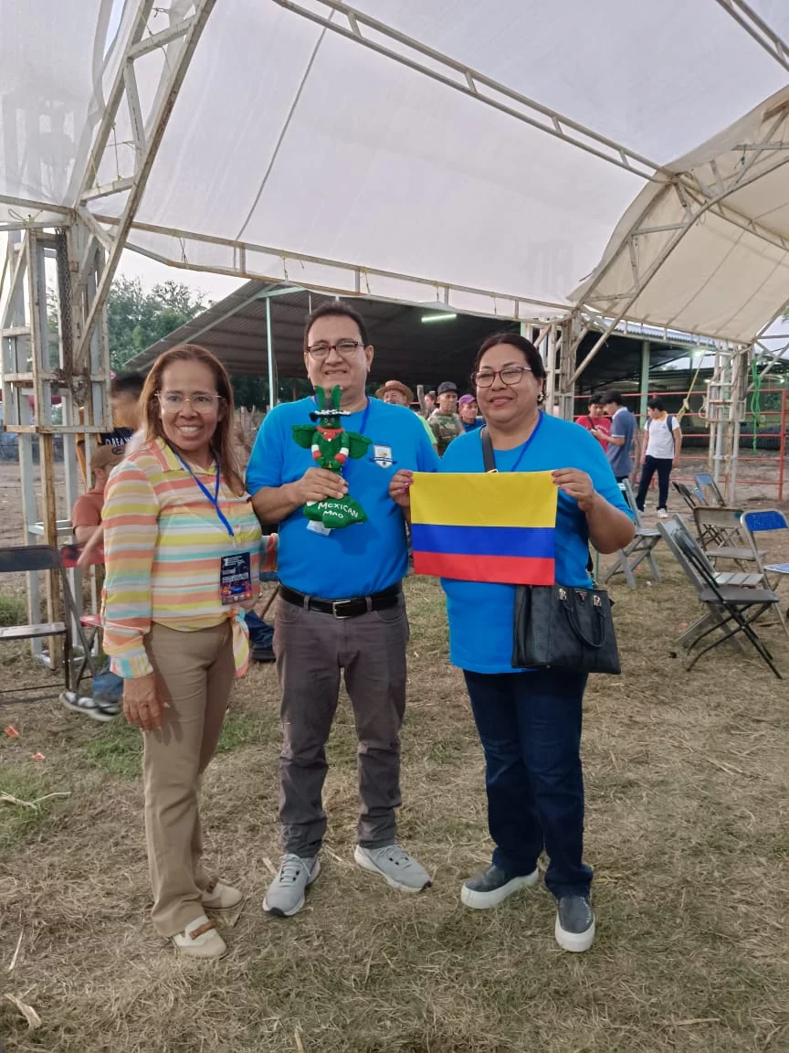 La docente UNAC Nancy Ruiz junto a participantes del campamento cientifico internacional