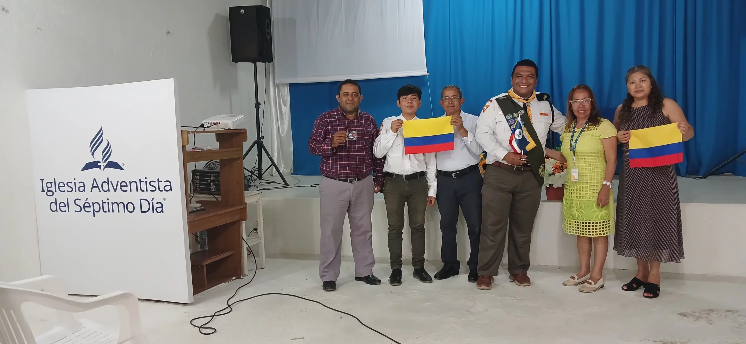 La docente de la UNAC Nancy Esther Ruiz junto a miembros de la iglesia adventista en mexico scaled