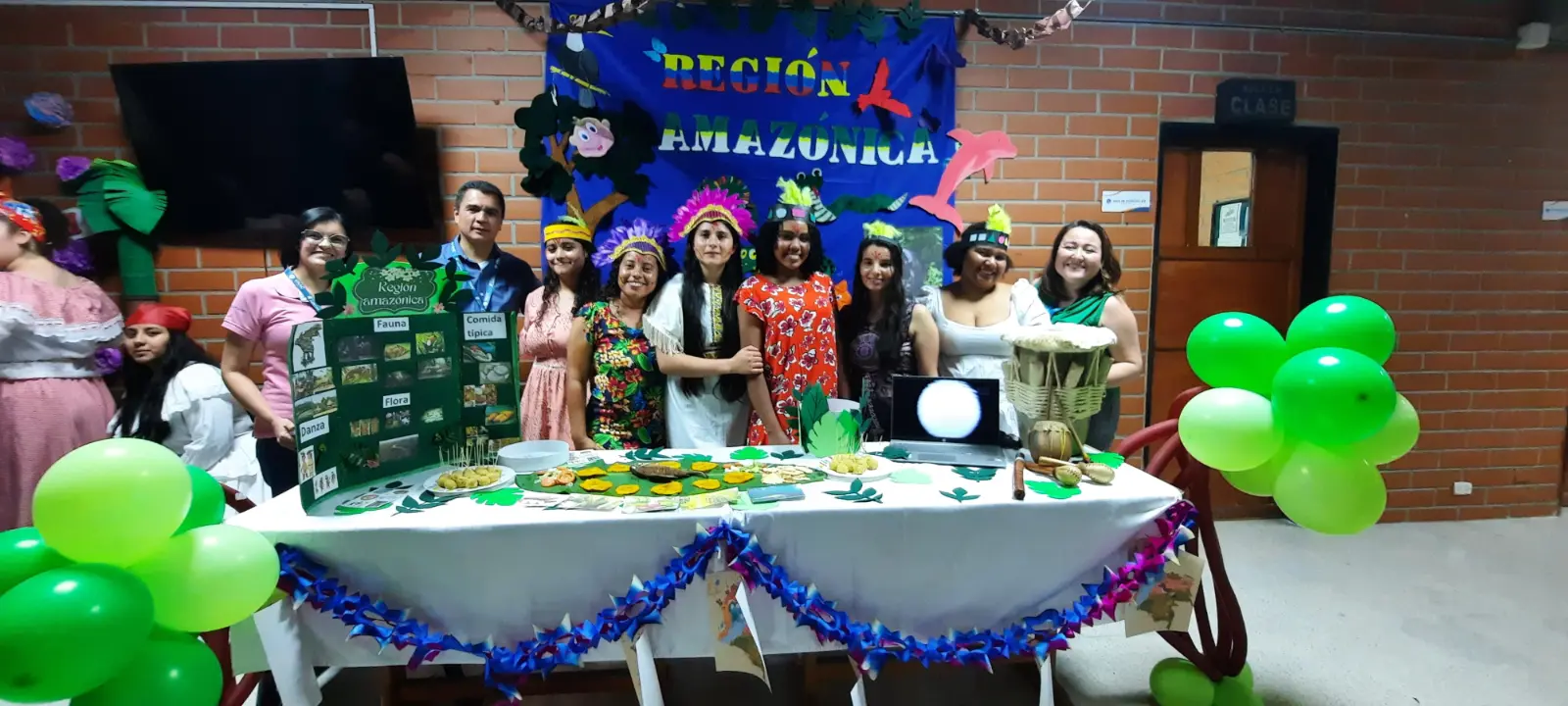 Region amazonica representada por algunas estudiantes de la Lienciatura en Educacion Infantil UNAC en la feria cultural