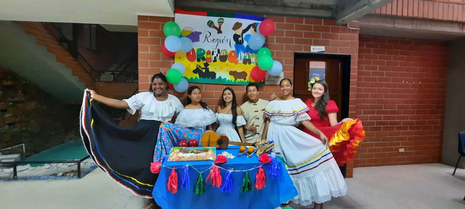 Region orinoquia representada por algunas estudiantes de la Lienciatura en Educacion Infantil UNAC en la feria cultural