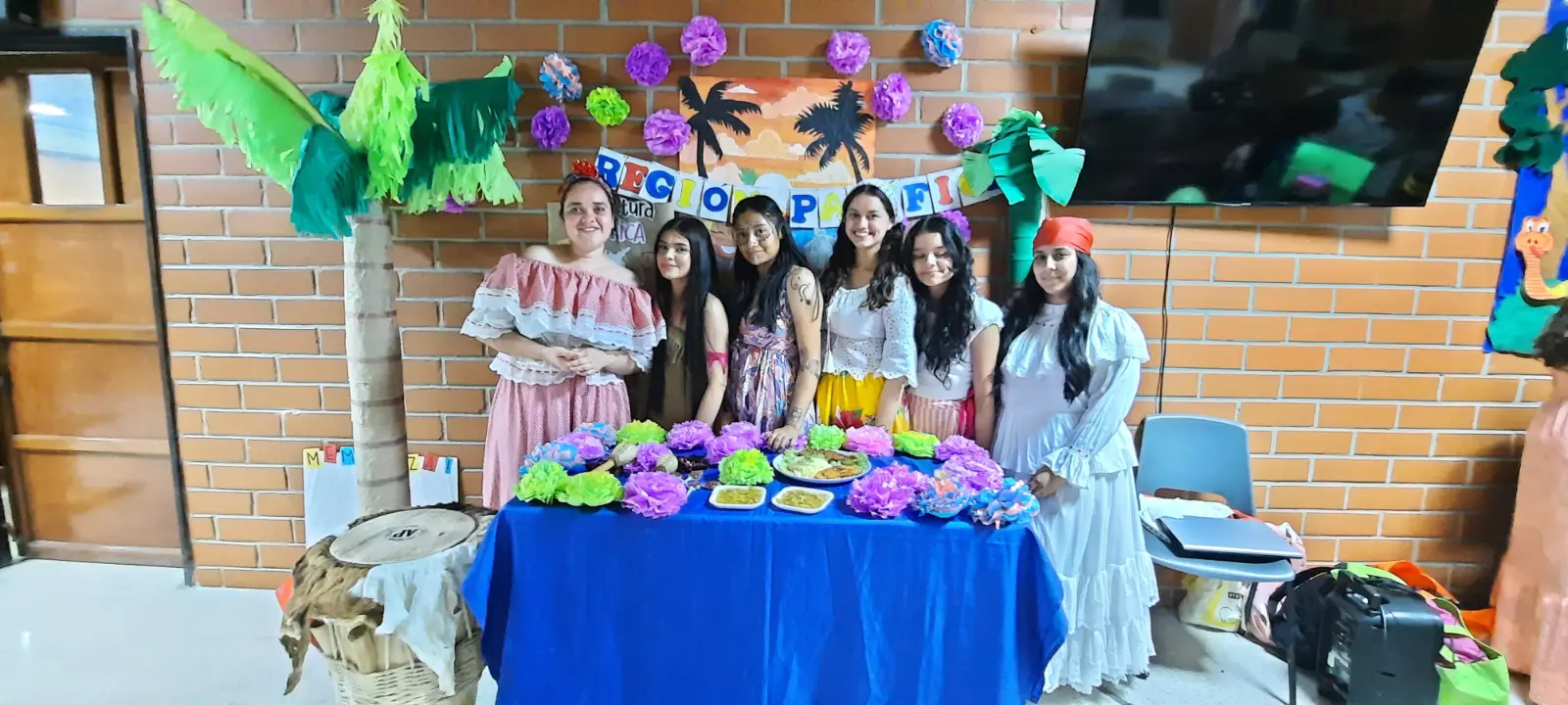 Region pacifico representada por algunas estudiantes de la Lienciatura en Educacion Infantil UNAC en la feria cultural